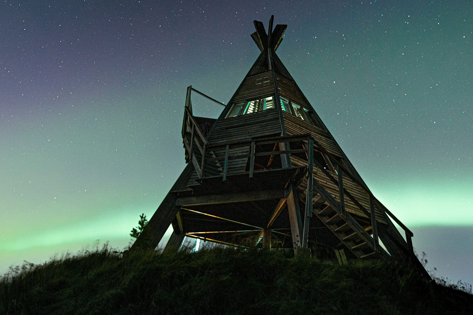 accommodations post aurora tree house